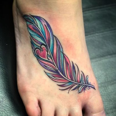 Tatouage plume colorée avec un petit cœur